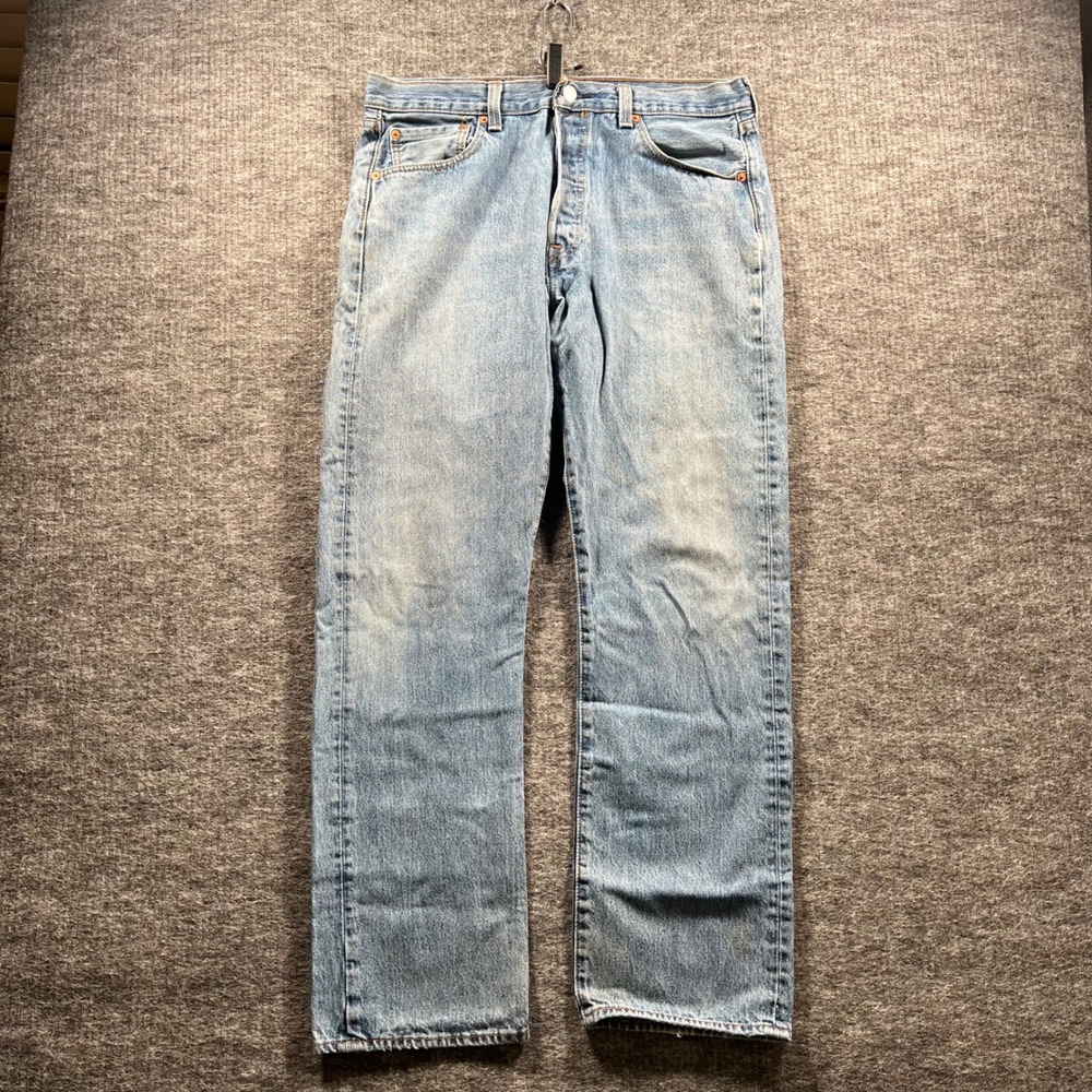 Levis 501 Original Fit Jeans Mens 35x32 Light Wash Blue Straight Leg 501-0193